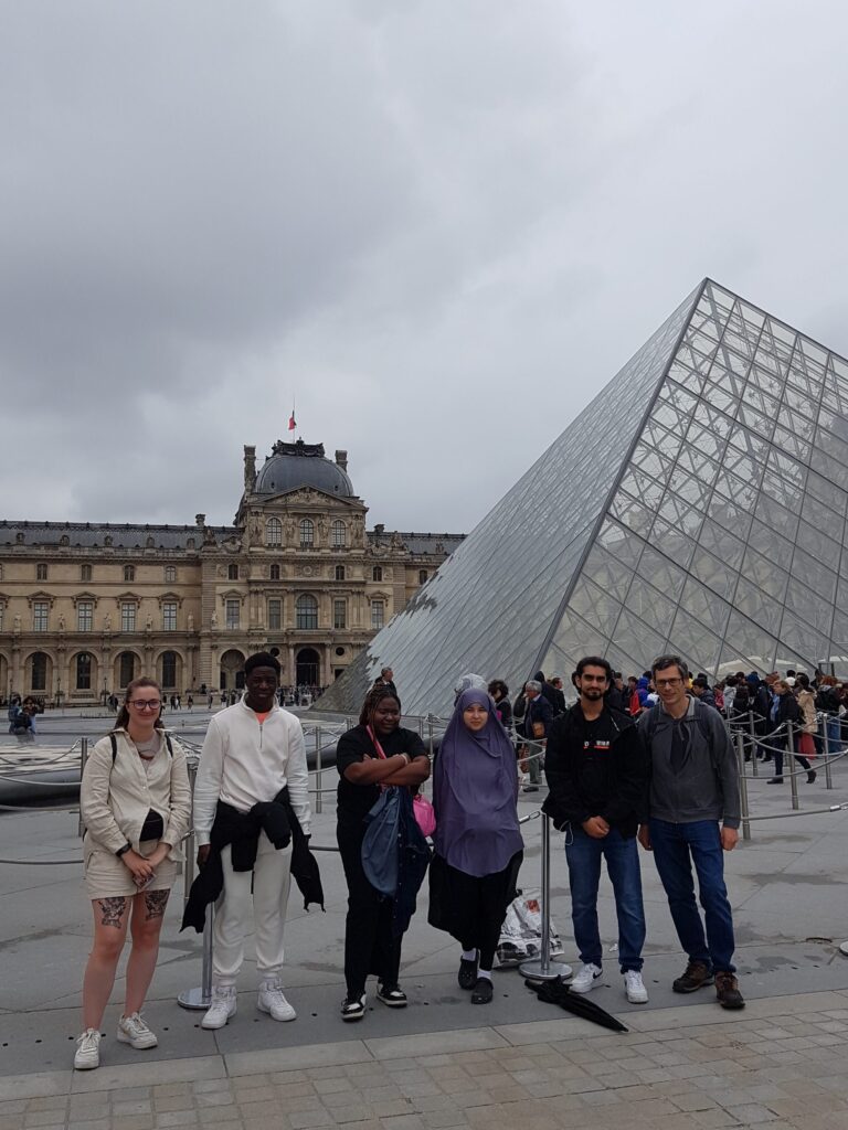 French students at the Louvre Museum