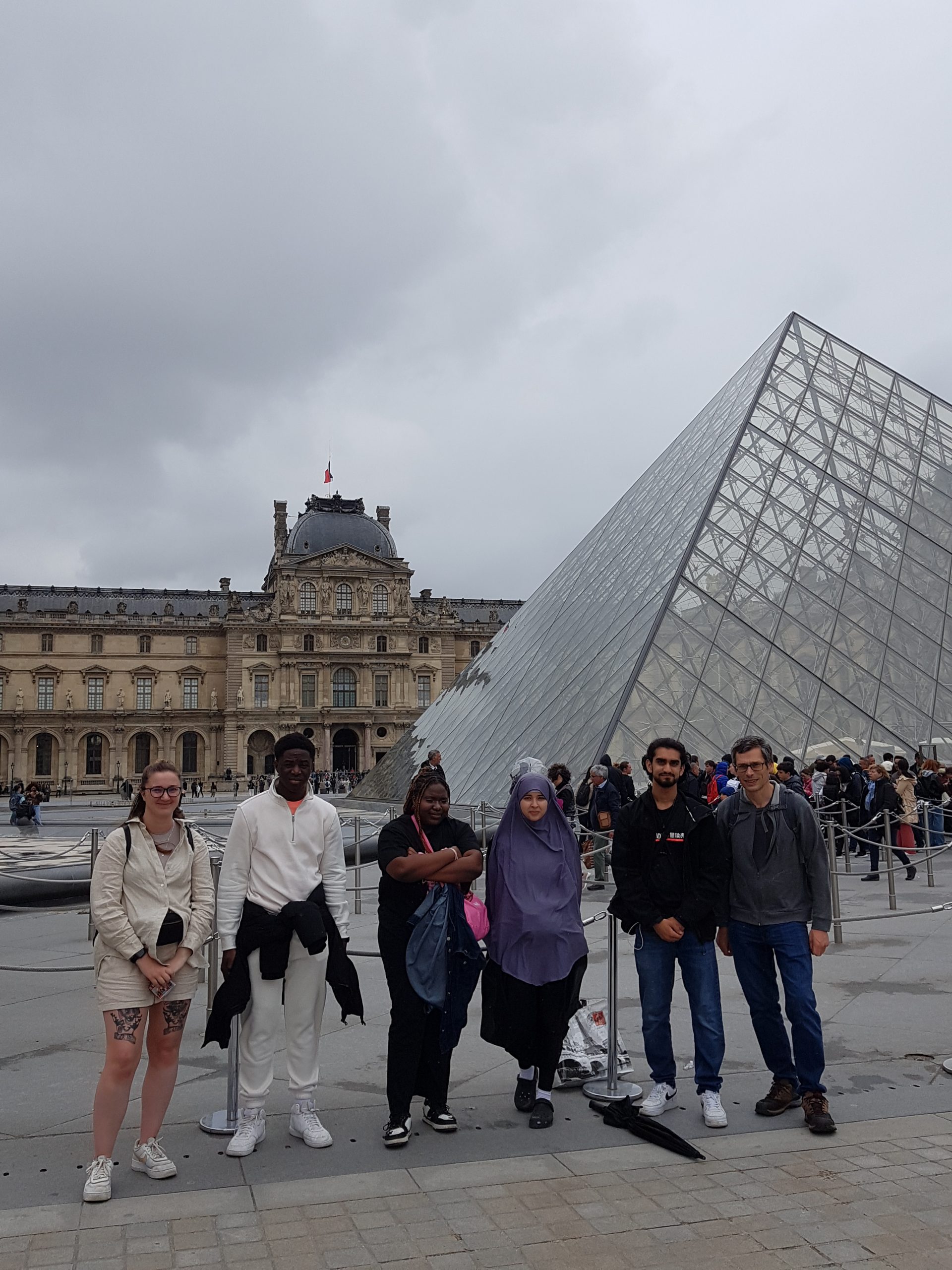 French students at the Louvre Museum